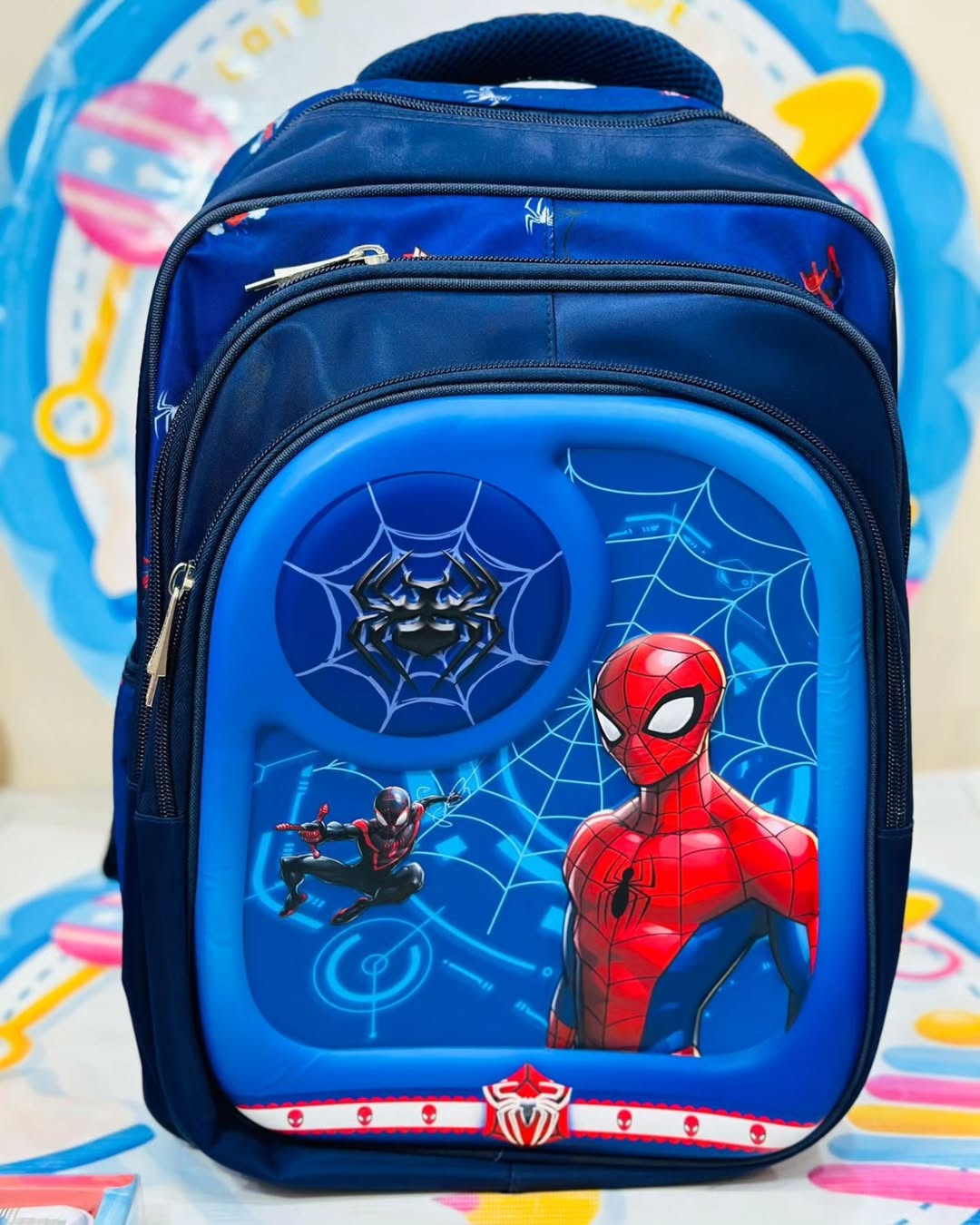 Let your little superhero take on the day with this action-packed Spider-Man school bag! Featuring an eye-catching Spider-Man design, this 18-inch backpack is perfect for school, travel, and everyday adventures.