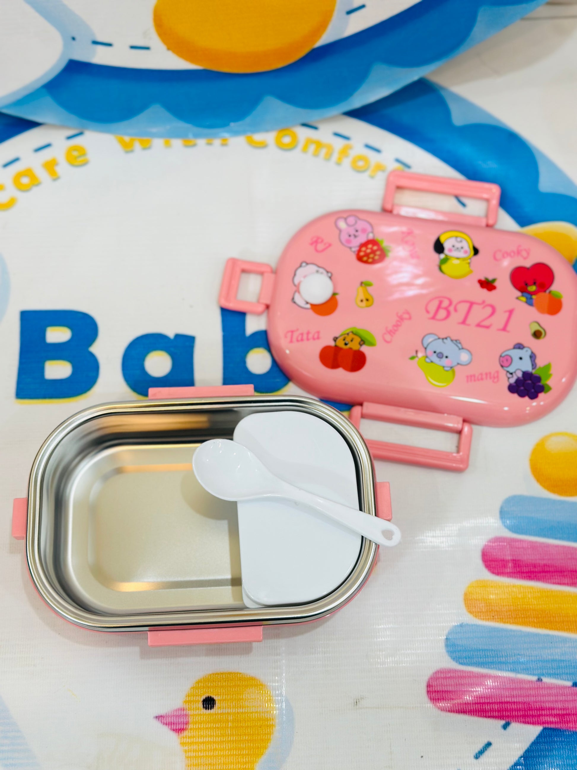 Keep your lunch hot and cool with this trending insulated lunchbox, designed to maintain the perfect temperature for your meals. Whether you prefer a warm homemade lunch or a refreshing cold snack, this versatile lunchbox has got you covered!